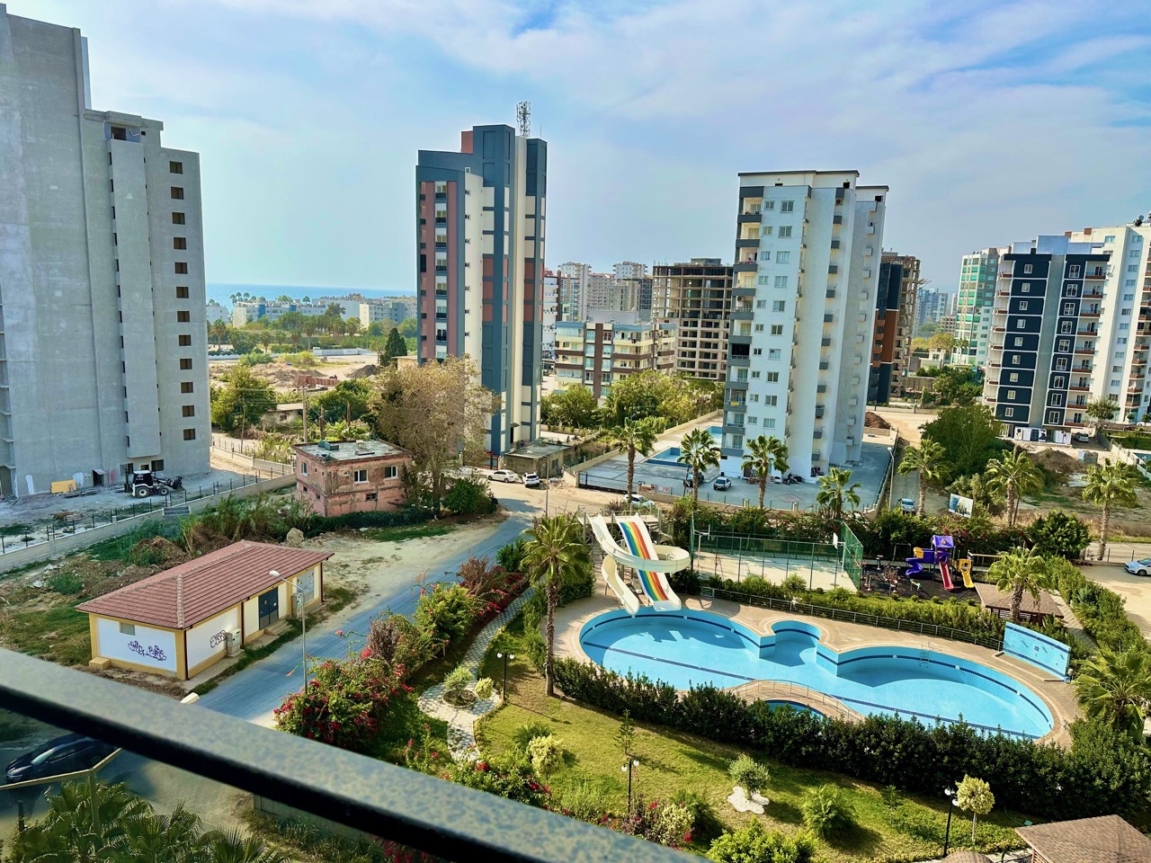 Mersin'de Tomyuk'ta deniz kenarında ayrı mutfaklı 1+1 daire - LV69280