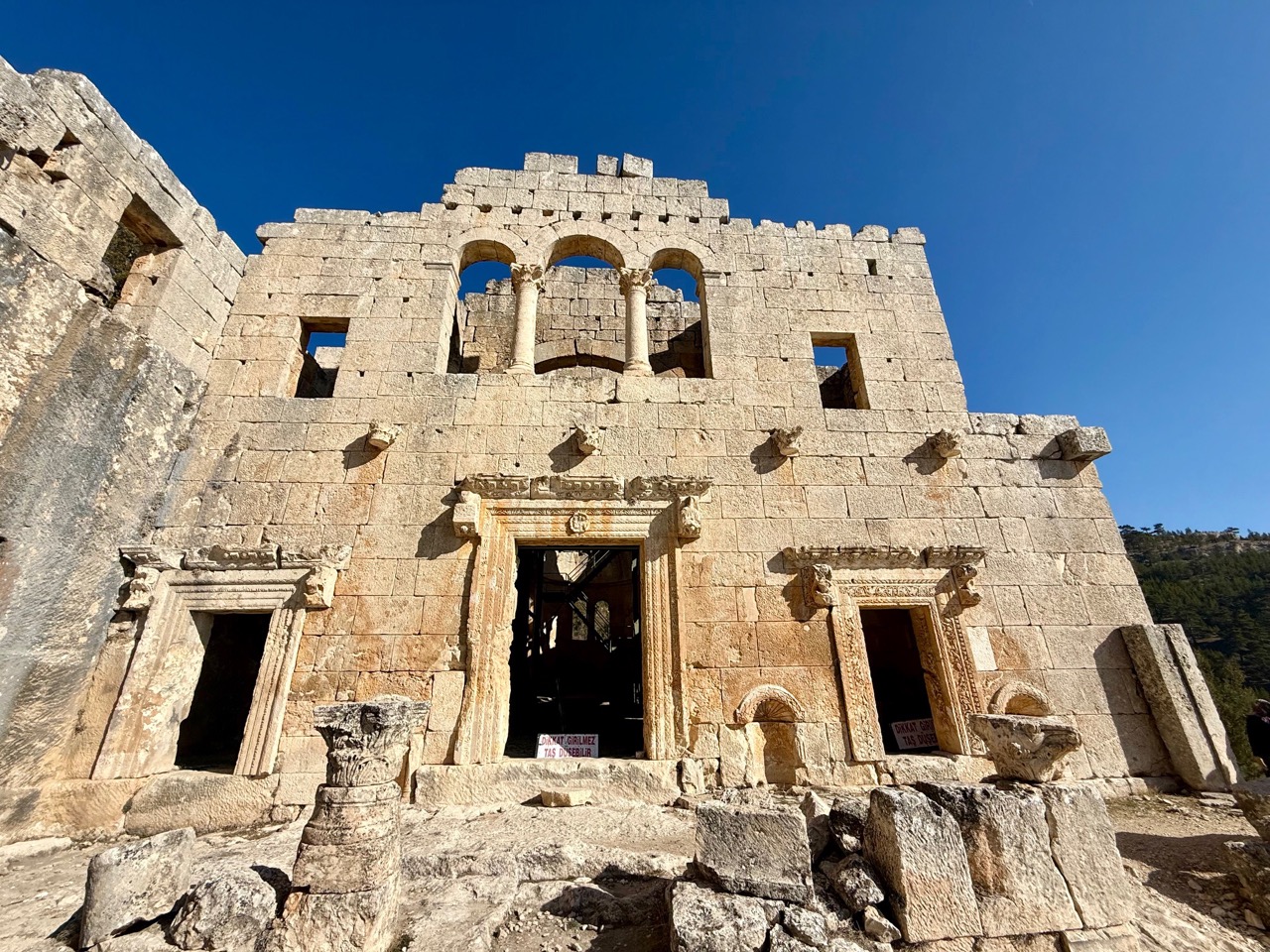 Das Alakhan -Kloster ist ein Komplex von Gebäuden des fünften Jahrhunderts