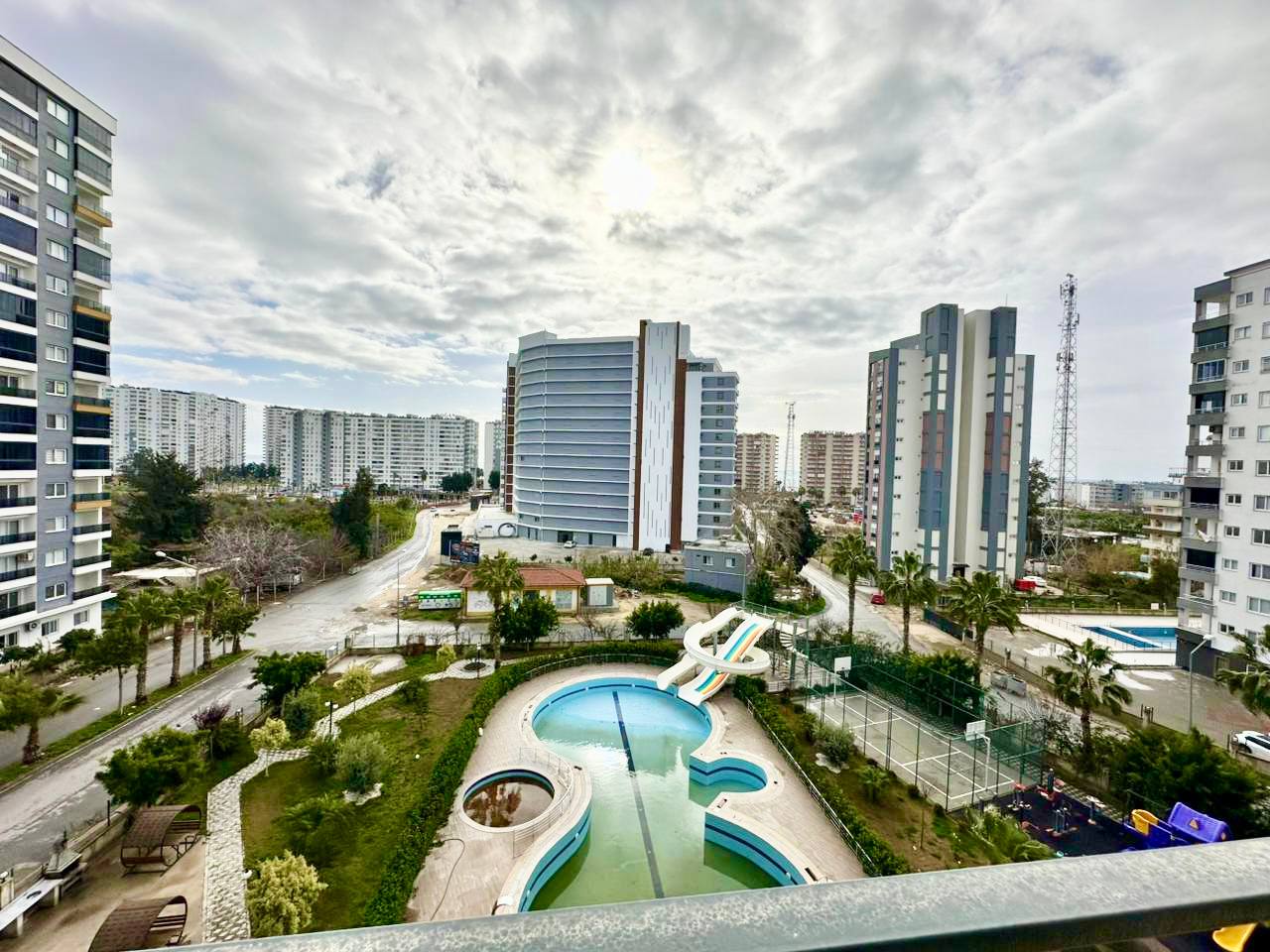 Новая квартира 1+1 в комплексе с бассейном в Томюке, Мерсин - As554601v