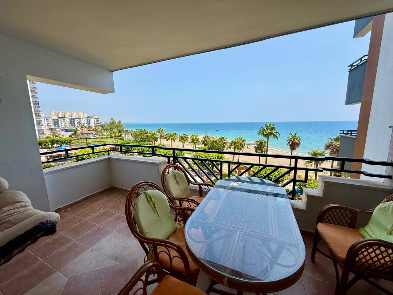 Велика квартира на першій береговій лінії, 3+1 у Чешмелі, Мерсин - AL31415v