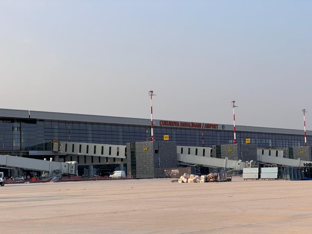 Wir freuen uns, mit Ihnen neue Fotos von unserem lang erwarteten Flughafen zu teilen!