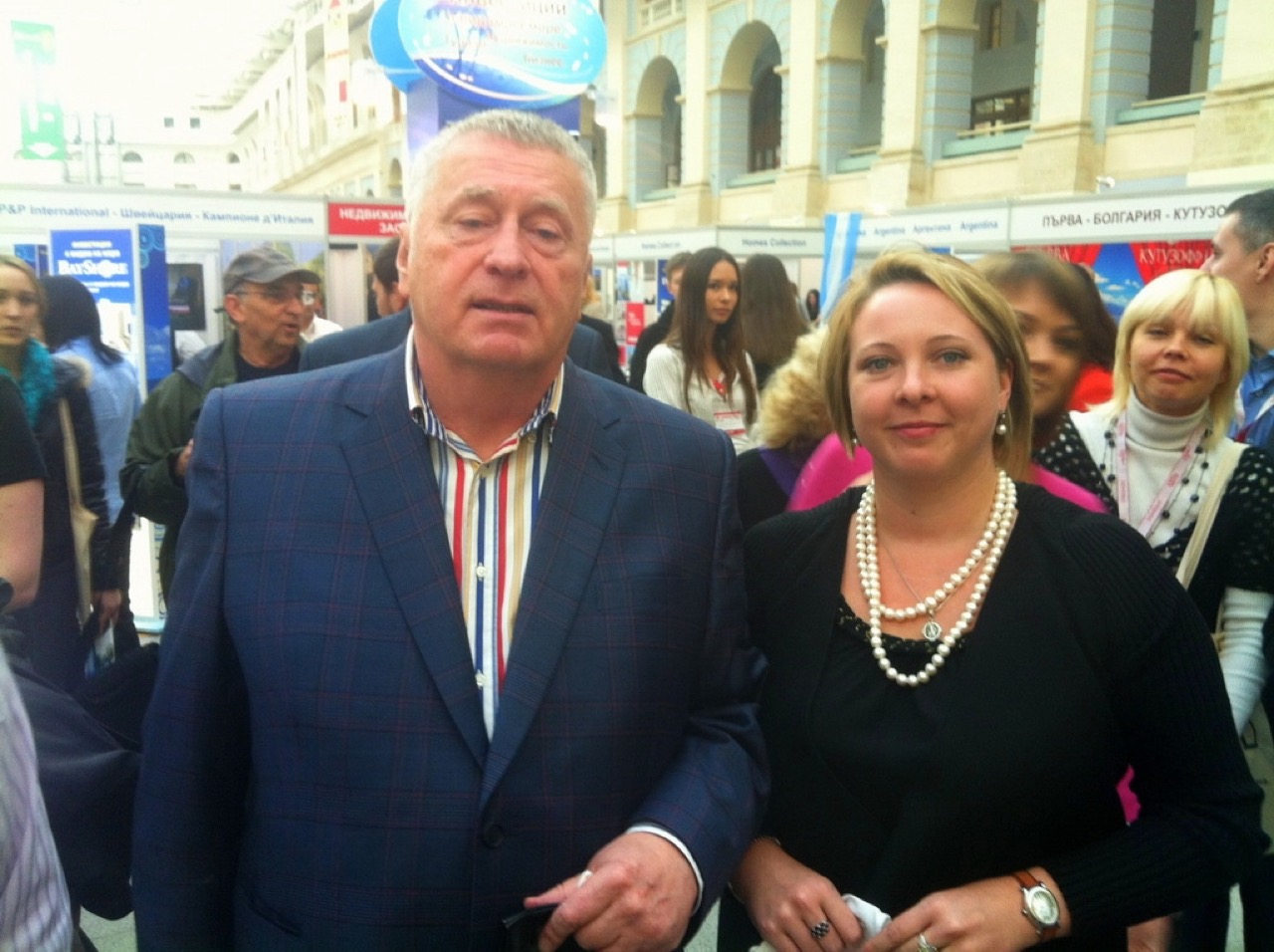 Аляксандр Сакалаў на выставе ў Маскве з Уладзімірам Жырыноўскім