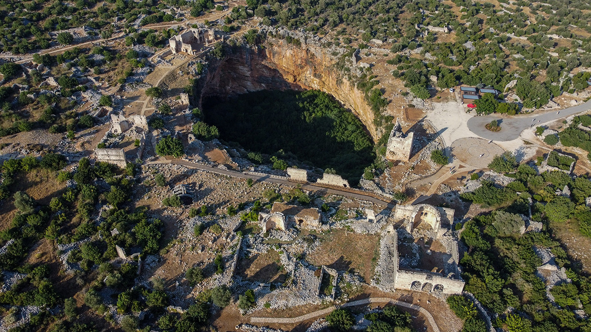 Kanlydivan ist eine historische Anziehungskraft von Mersin, Türkiye